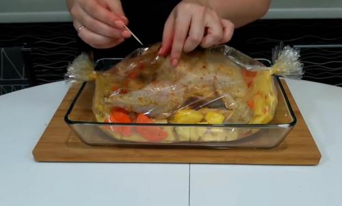 Курица в рукаве с картошкой. Курица с картошкой в духовке в рукаве — 6 самых вкусных рецептов