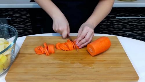 Курица в рукаве с картошкой. Курица с картошкой в духовке в рукаве — 6 самых вкусных рецептов