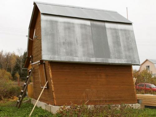 Как укрепить углы деревянного дома. Как выровнять покосившийся деревянный дом своими руками