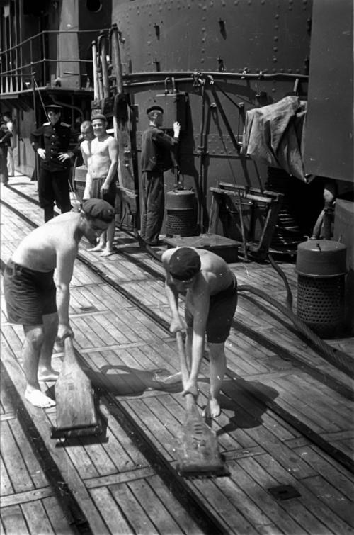 Драить палубу. О флотских словечках: лопатить палубу, шейное очко и др.