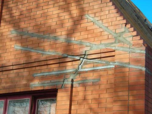 Как укрепить стены старого дома. Как надежно укрепить стену дома, если в ней появилась трещина