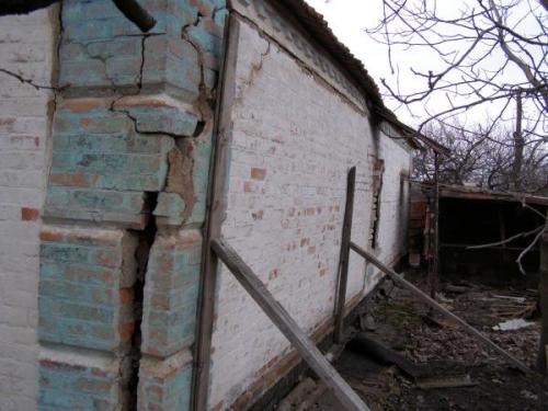 Как укрепить стены старого дома. Как надежно укрепить стену дома, если в ней появилась трещина