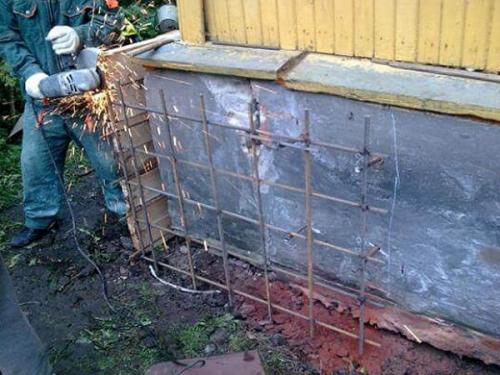 Как укрепить стены старого дома. Как надежно укрепить стену дома, если в ней появилась трещина