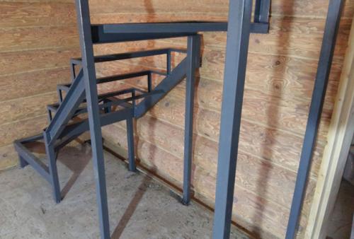 Какие меры безопасности следует соблюдать при изготовлении ступенек из профтрубы. Преимущества и недостатки такой лестницы