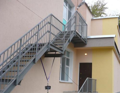 Из чего сделать уличные ступени. Разновидности уличных лестниц