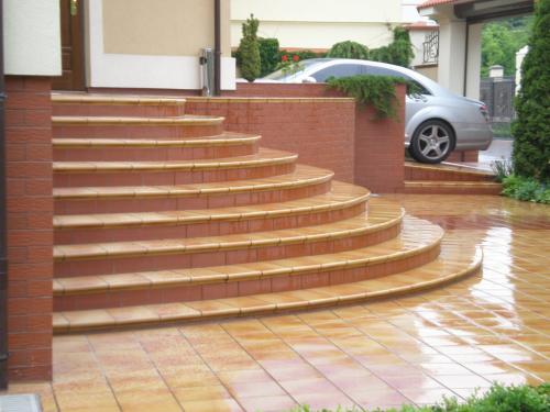 Отделка крыльца резиновой плиткой. Разновидности плитки для крыльца