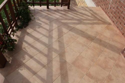 Отделка крыльца резиновой плиткой. Разновидности плитки для крыльца