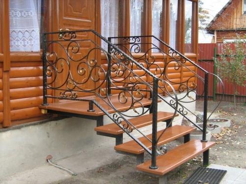 Крыльцо частного дома с навесом. Конструкция крыльца и ее основные типы