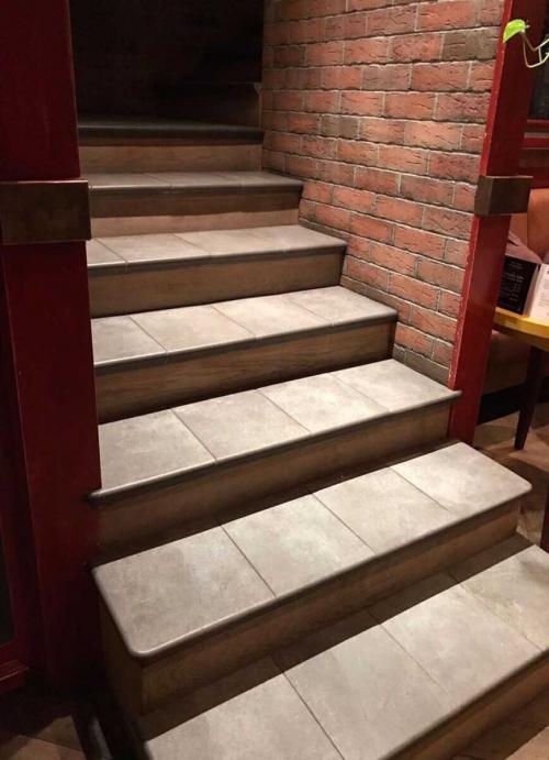 Нескользящие ступени для крыльца. Выбор плитки для лестницы