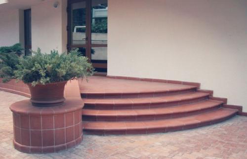 Нескользящие ступени для крыльца. Выбор плитки для лестницы