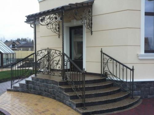 Крыльцо к дому из профильной трубы: экономия средств и энергии 03