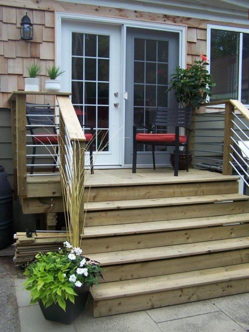 Входное крыльцо частного дома из дерева. Деревянное крыльцо