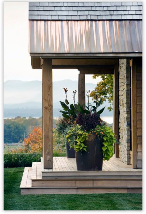 Выбор крылец для частного дома. Следующий пример деревянного дома имеет другую конструкцию крыльца