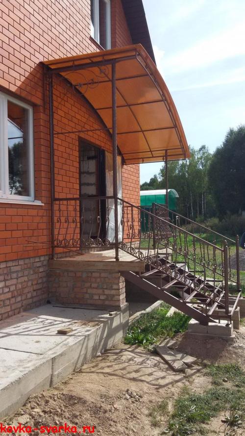 Металлическое крыльцо частного дома. Стили кованого крыльца 03