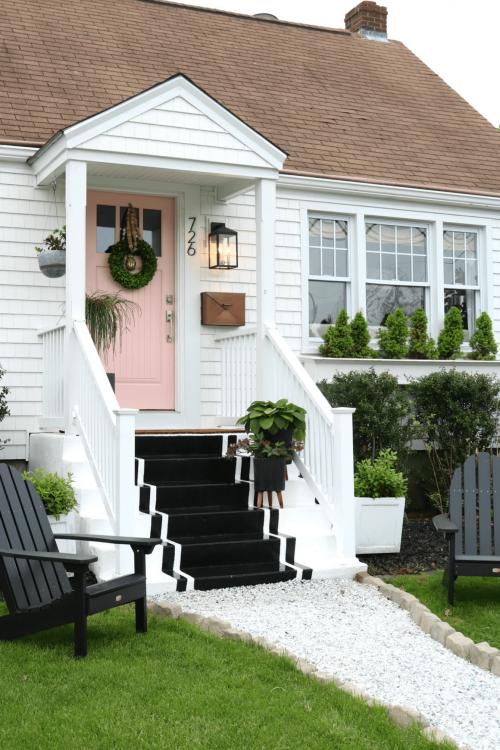 Входное крыльцо частного дома из дерева. Деревянное крыльцо