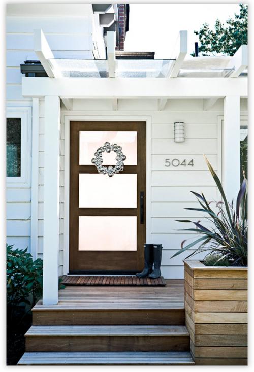 Выбор крылец для частного дома. Следующий пример деревянного дома имеет другую конструкцию крыльца