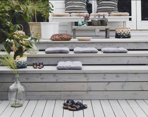 Входное крыльцо частного дома из дерева. Деревянное крыльцо