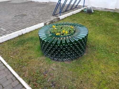 Бордюрная лента из пластиковых бутылок. Клумба из бутылок — мастер-класс изготовления оригинальных клумб. 120 фото оформления клумбы при помощи пластика
