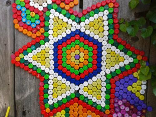 Коврики из пластиковых бутылок. Жесткий придверный коврик из крышек от пластиковых бутылок