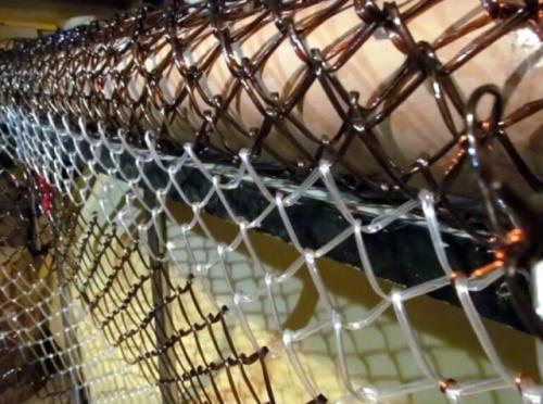 Сетка из пластиковых бутылок. Сетка рабица из обычной пластиковой бутылки: пошаговая инструкция