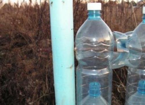 Плетение забора из пластиковых бутылок. Забор из пластмассовых бутылок своими руками