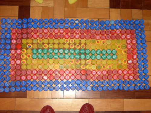 Коврики из пластиковых бутылок. Жесткий придверный коврик из крышек от пластиковых бутылок