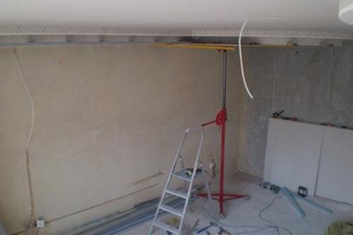 Как провести подъем потолка самостоятельно. С помощью специальных подъемников