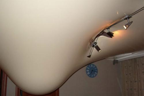 Как определить наличие провиса потолка. Провис натяжной потолок: причины и способы возвращения «былой красоты»