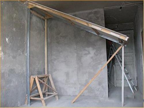 Как провести подъем потолка самостоятельно. С помощью специальных подъемников