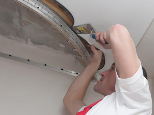 Как избежать повреждения внешней отделки дома при поднятии потолка. Сначала монтаж потолка