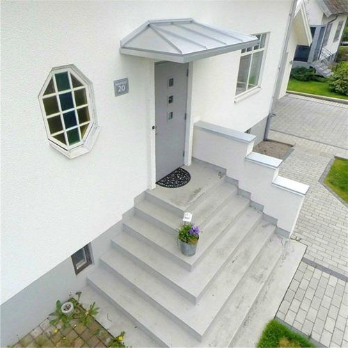 Входное крыльцо частного дома. Фундамент для крыльца