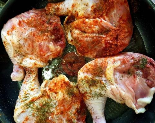 Жареные окорочка на сковороде с луком. Окорочка на сковороде под сыром