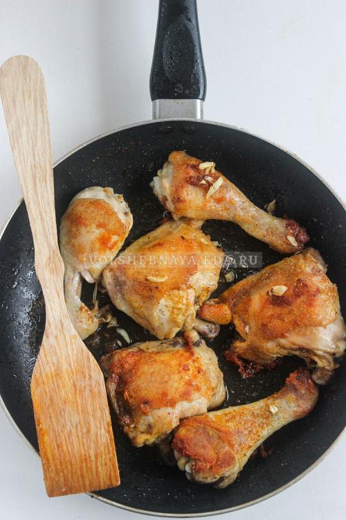 Окорочка на сковороде с чесноком. Жареная курица на сковороде — с корочкой и чесноком
