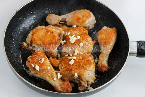 Окорочка на сковороде с чесноком. Жареная курица на сковороде — с корочкой и чесноком