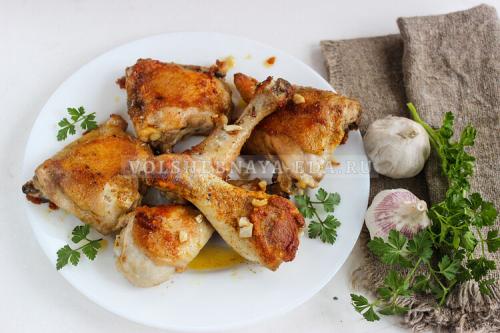 Окорочка на сковороде с чесноком. Жареная курица на сковороде — с корочкой и чесноком