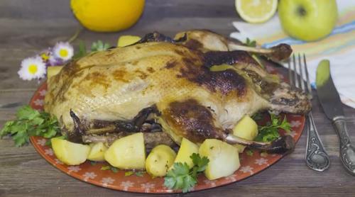 Утка целиком с хрустящей корочкой в духовке. Рецепт утки запеченной в духовке