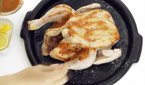 Как сделать хрустящую корочку на курице в духовке. Как запечь курицу целиком в духовке, чтобы она получилась сочной и с хрустящей корочкой: 8 рецептов курицы в духовке