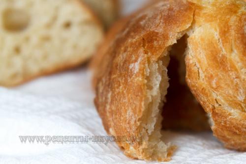 Мягкий, пористый хлеб с хрустящей корочкой. Хлеб домашний (о хлебной корочке)