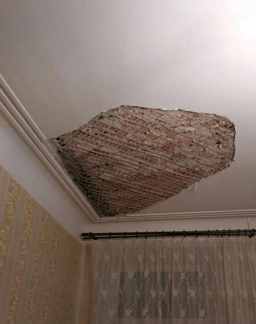 Какие материалы необходимы для ремонта просевшего потолка из дранки в старом доме. Как дешевле всего отремонтировать потолок из дранки в «сталинке»