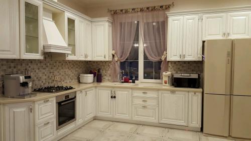 Бежевая мебель, какие обои. Обои для бежевой кухни