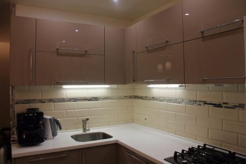 Дизайн кухни в бежевых тонах. Обои для бежевой кухни