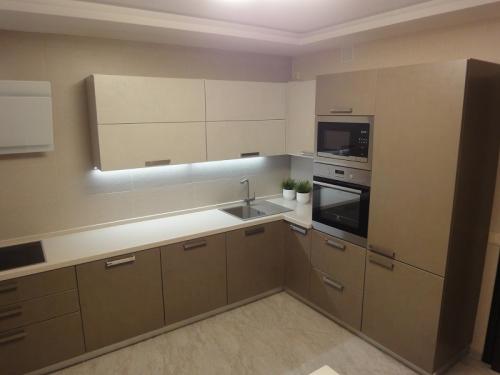 Дизайн кухни в бежевых тонах. Обои для бежевой кухни