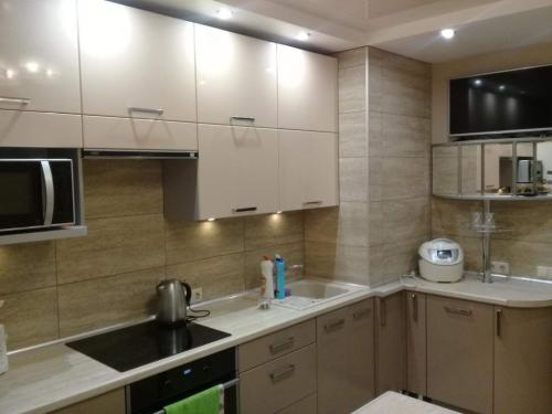 Дизайн кухни в бежевых тонах. Обои для бежевой кухни