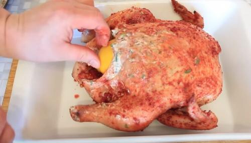 Курица с хрустящей корочкой целиком в духовке. Запеченная курица в духовке целиком с хрустящей корочкой