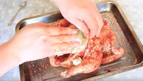 Курица с хрустящей корочкой целиком в духовке. Запеченная курица в духовке целиком с хрустящей корочкой