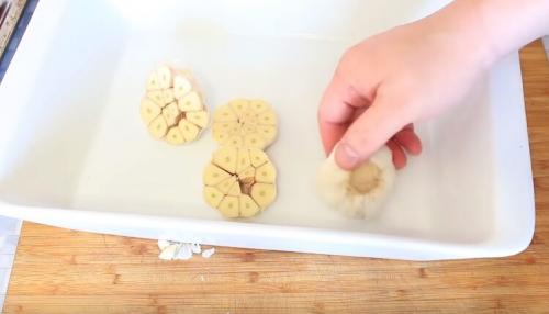 Курица с хрустящей корочкой целиком в духовке. Запеченная курица в духовке целиком с хрустящей корочкой