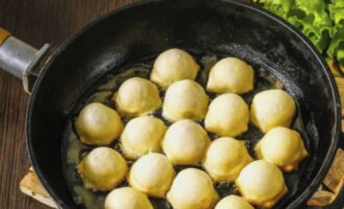 Как правильно жарить пельмени. Жареные пельмени – 10 пошаговых рецептов на сковороде