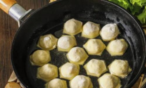 Как правильно жарить пельмени. Жареные пельмени – 10 пошаговых рецептов на сковороде