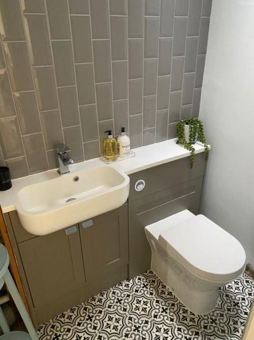 Дизайн туалета в квартире 2021. Выбор материала для отделки стен 09