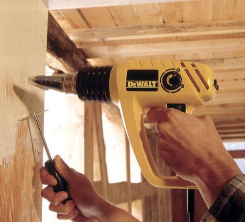 Снять краску со стены феном. Как снять краску строительным феном